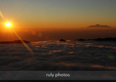 Levé de soleil au mont Merapi en Indonésie - voyage