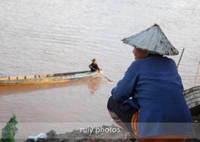 Femme et bateau à paske au Laos - voyage